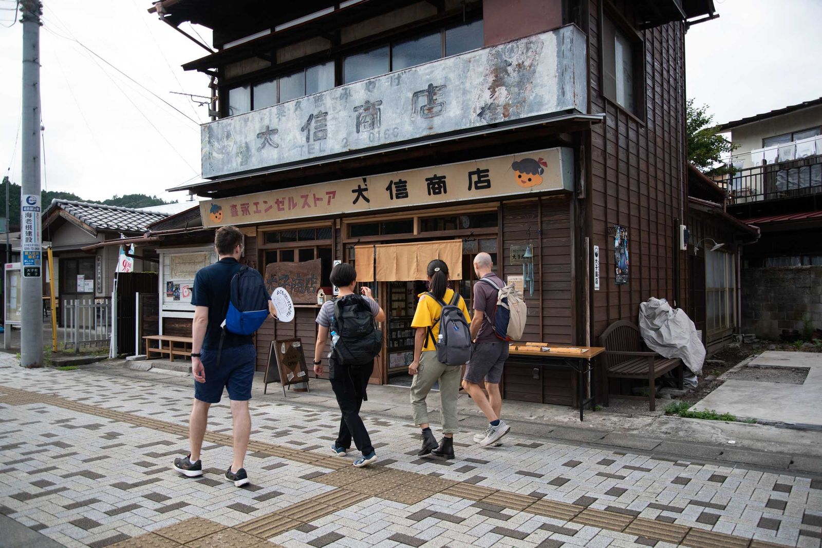 商店の前を歩くハイカー