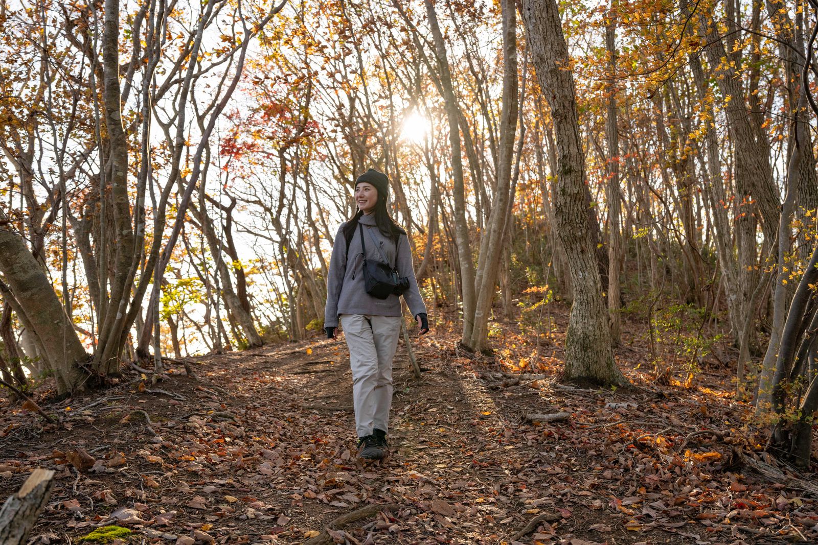 紅葉の男体山周辺の山道を歩くハイカー